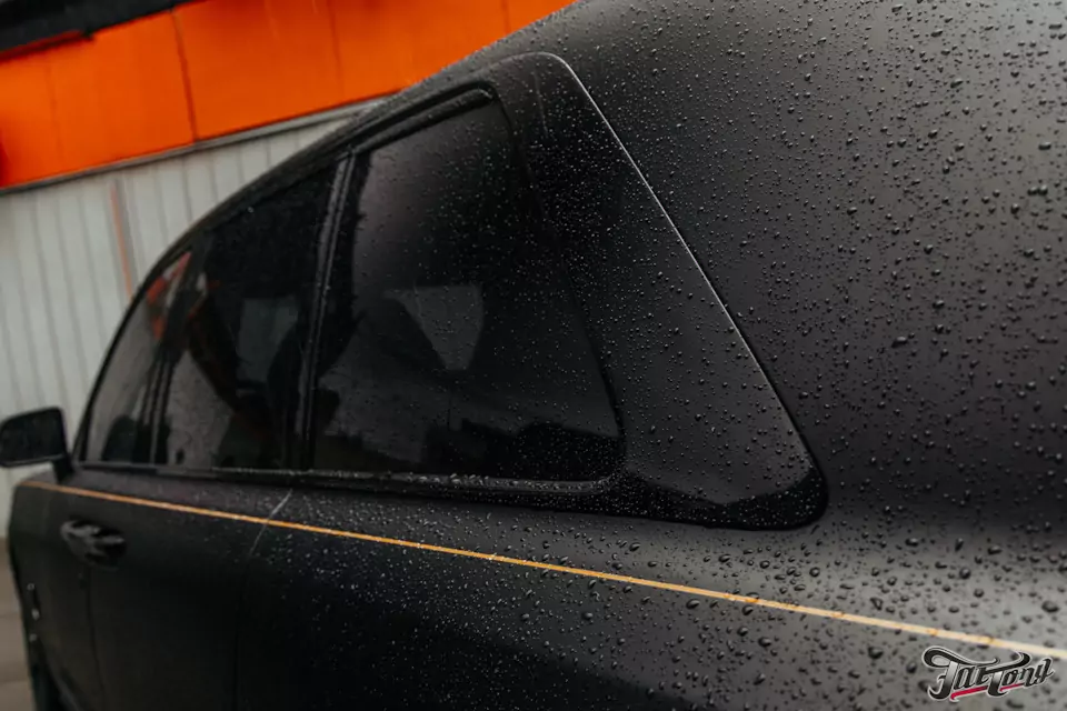 Защитили Rolls-Royce Cullinan матовым полиуретаном, выполнили антихром, окрасили диски в черный глянец и выполнили фирменный шиномонтаж на стендах Hunter